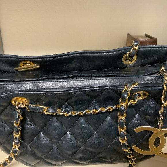 Chanel Black Quilted Shoulder Bag with Gold Chain - Picture 10 of 13
